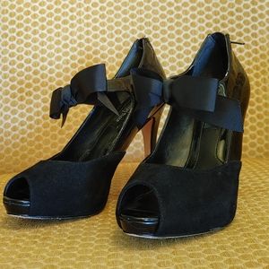 White House Black Market 6.5 black patent leather and suede, zip back, with bow